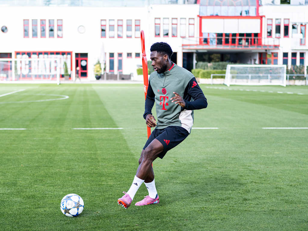 Alphonso Davies works with the ball in individual training