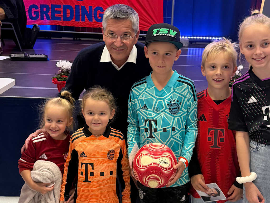 Präsident Herbert Hainer mit einer Schar Kinder des Fanclubs Greding
