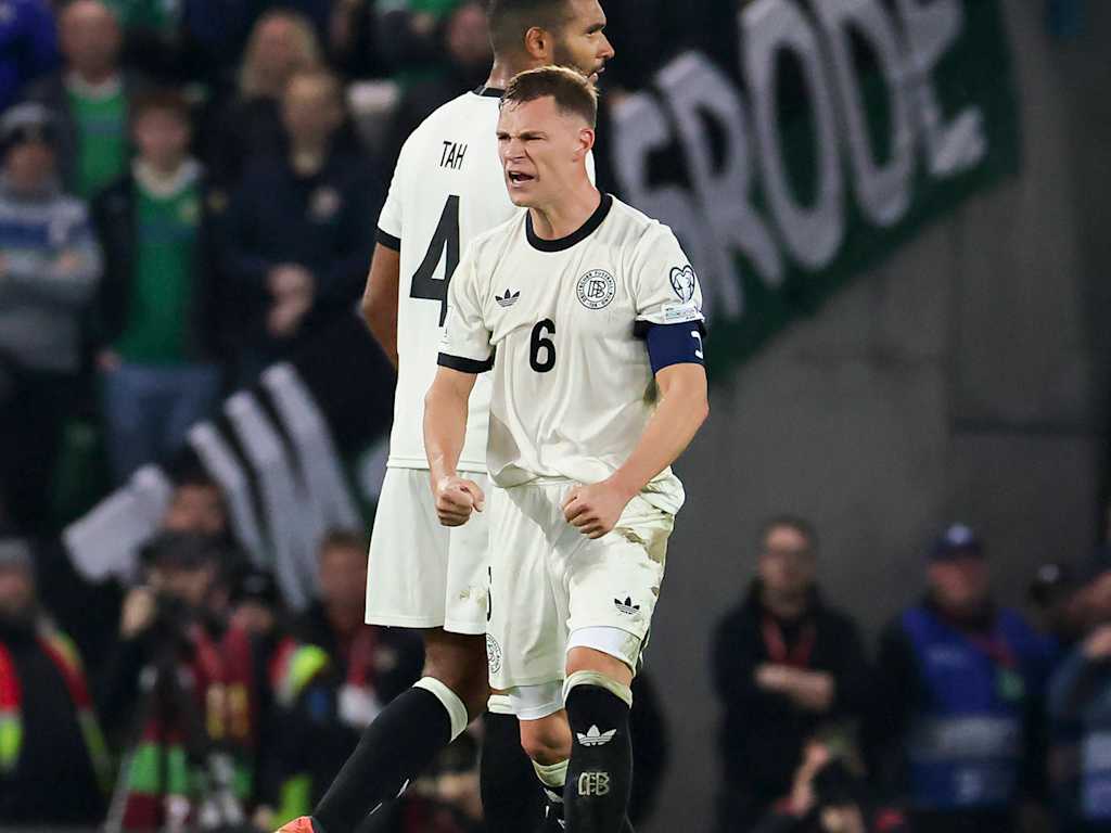 Joshua Kimmich jubelt im DFB-Trikot mit geballten Fäusten