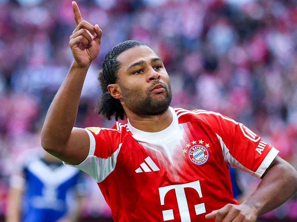 Serge Gnabry jubelt nach dem 1:0 für den FC Bayern gegen den Hamburger SV mit erhobenem Zeigefinger