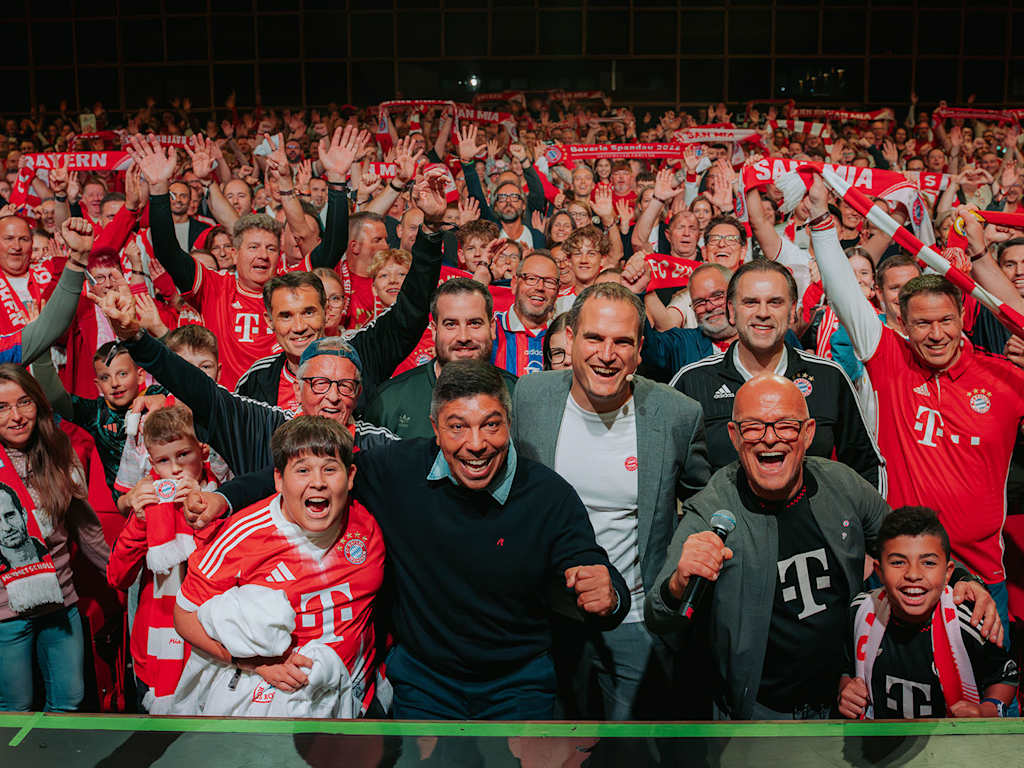 Giovane Elber, Fabian Raabe und Stephan Lehmann inmitten der jubelnden Fans in Berlin