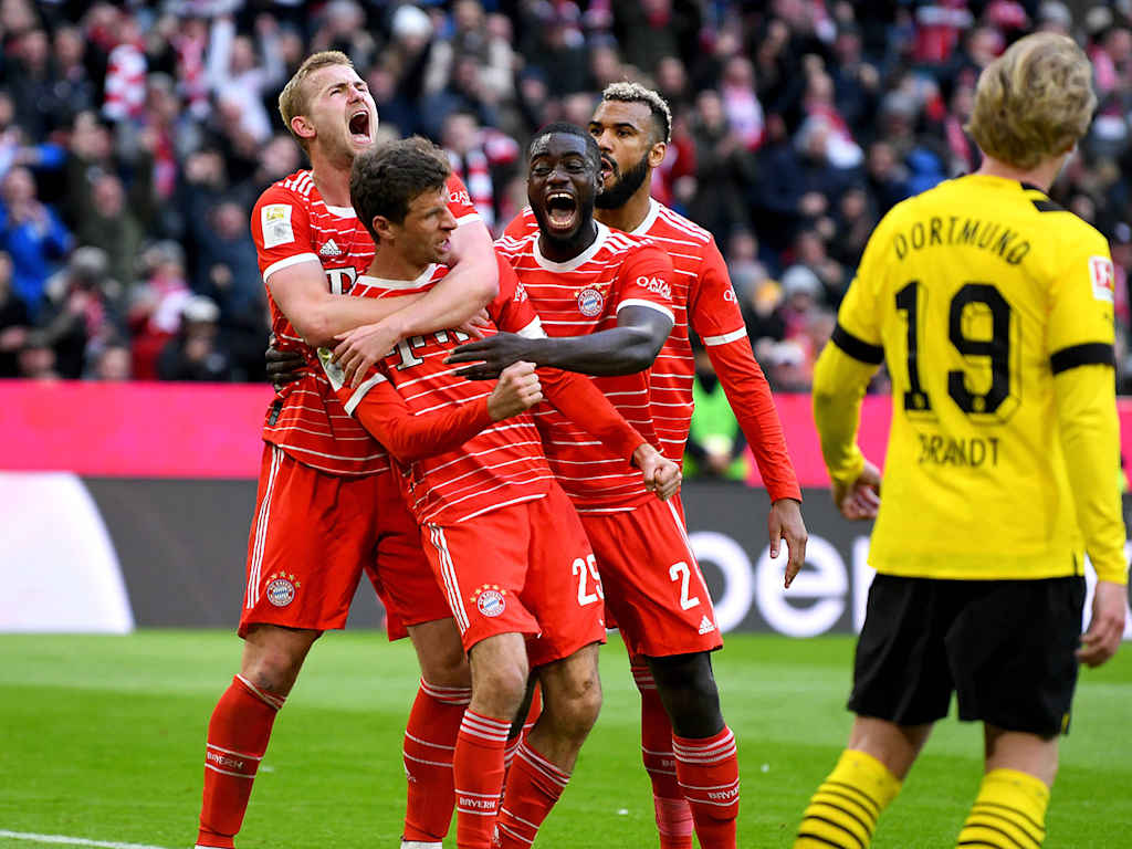 Dayot Upamecano und Teammkollegen des FC Bayern jubeln nach einem Tor gegen Borussia Dortmund