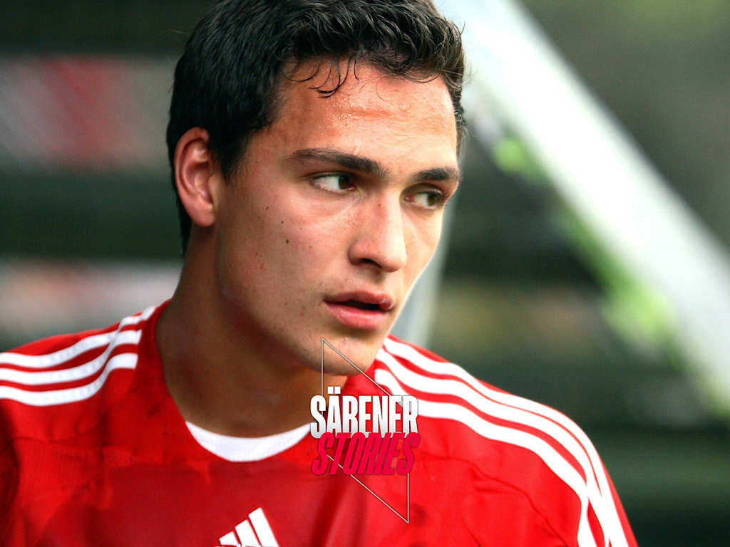 Nachwuchs-Talent in Rot: Der sehr junge Mats Hummels.