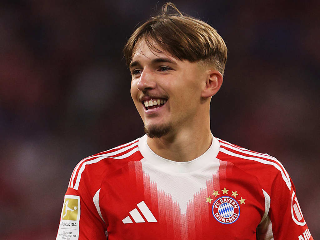 Lennart Karl lachend im Trikot des FC Bayern