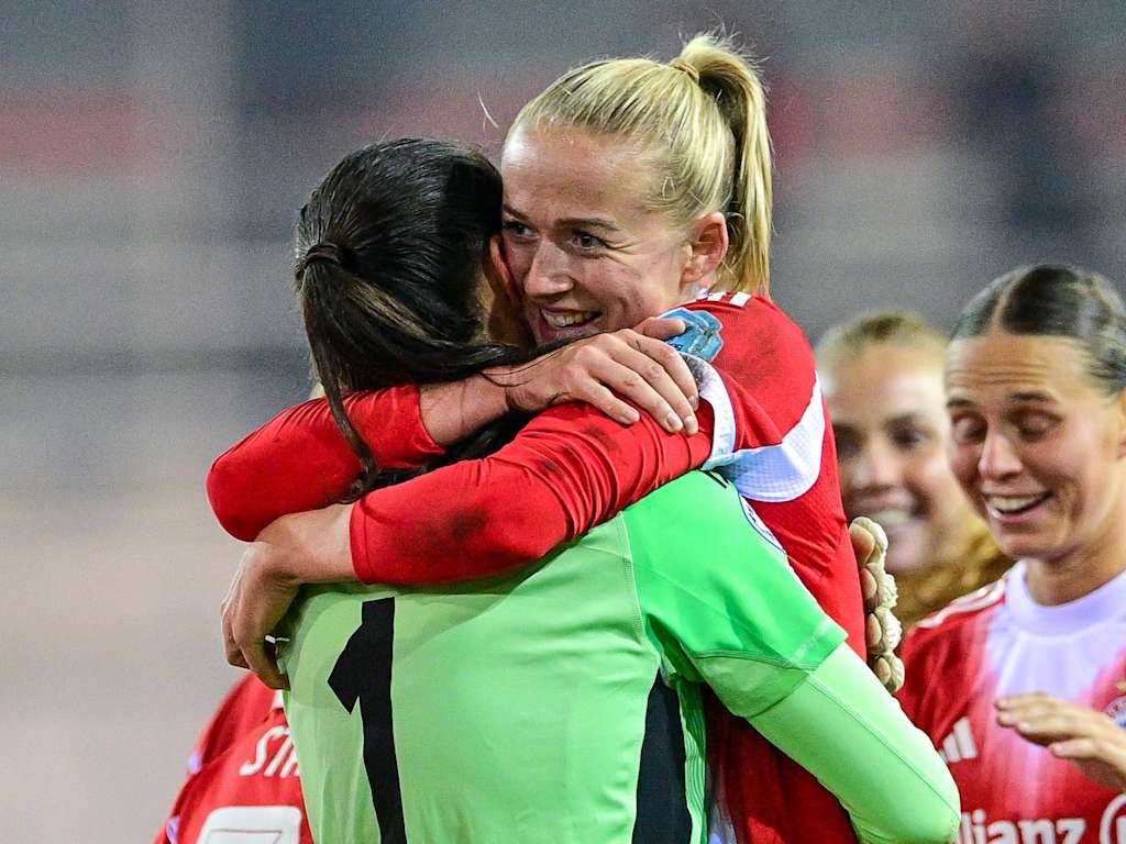 Lea Schüller und Mala Grohs bejubeln den Sieg über Juventus Turin und umarmen sich.