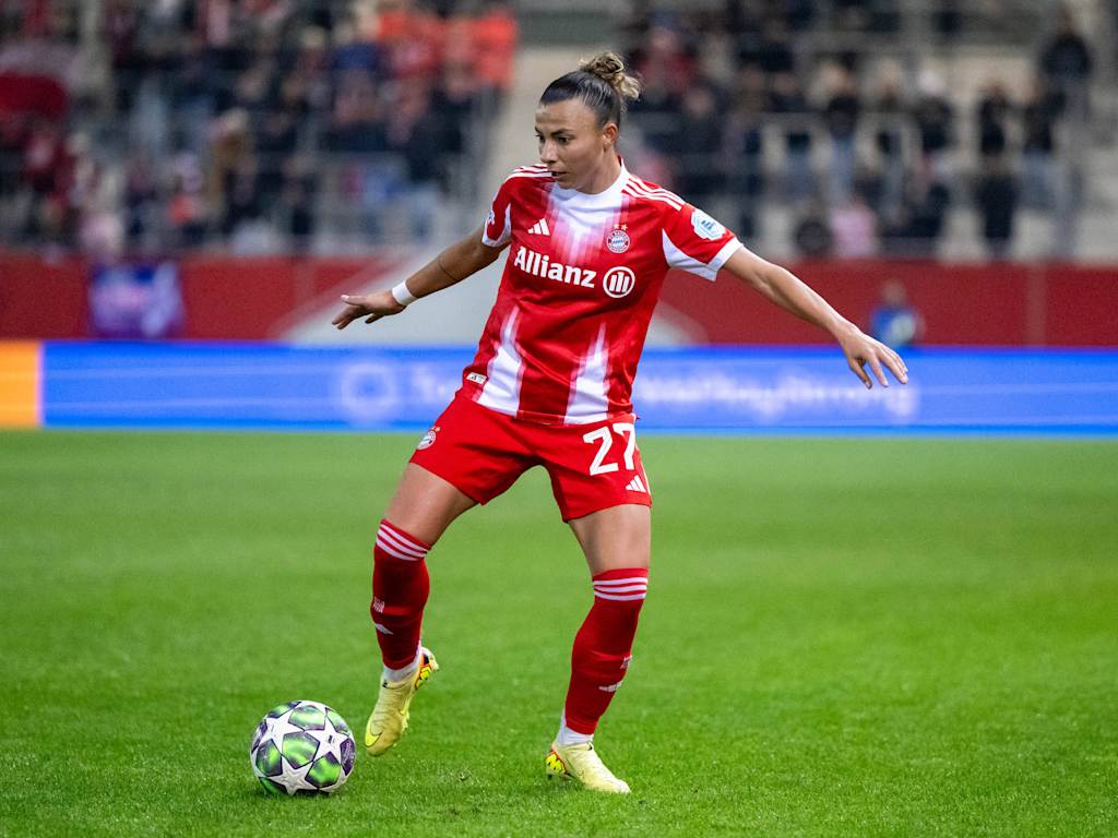 Arianna Caruso am Ball im Trikot der FC Bayern Frauen.