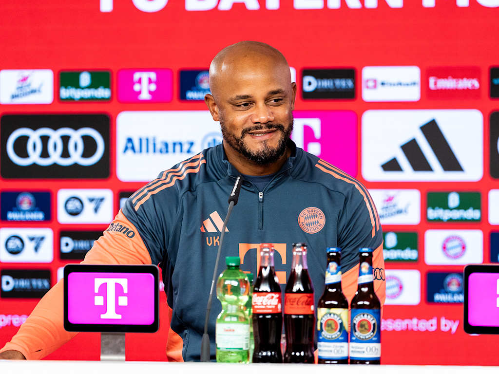 Vincent Kompany beobachtet das Training des FC Bayern