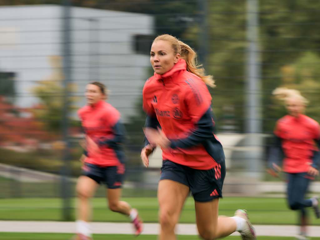 Glódís Perla Viggósdóttir während einer Trainingseinheit der FC Bayern Frauen.