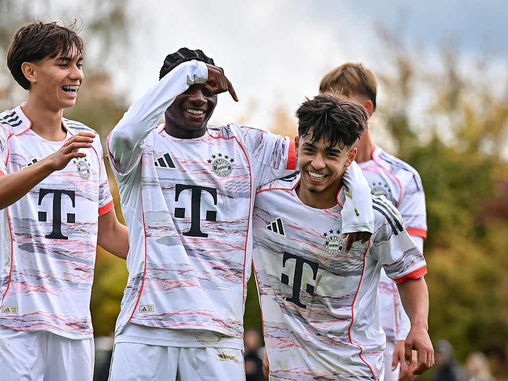 Spielszene aus dem Duell der U19 des FC Bayern mit der SpVgg Unterhaching in der Vorrunde der U19-DFB-Nachwuchsliga