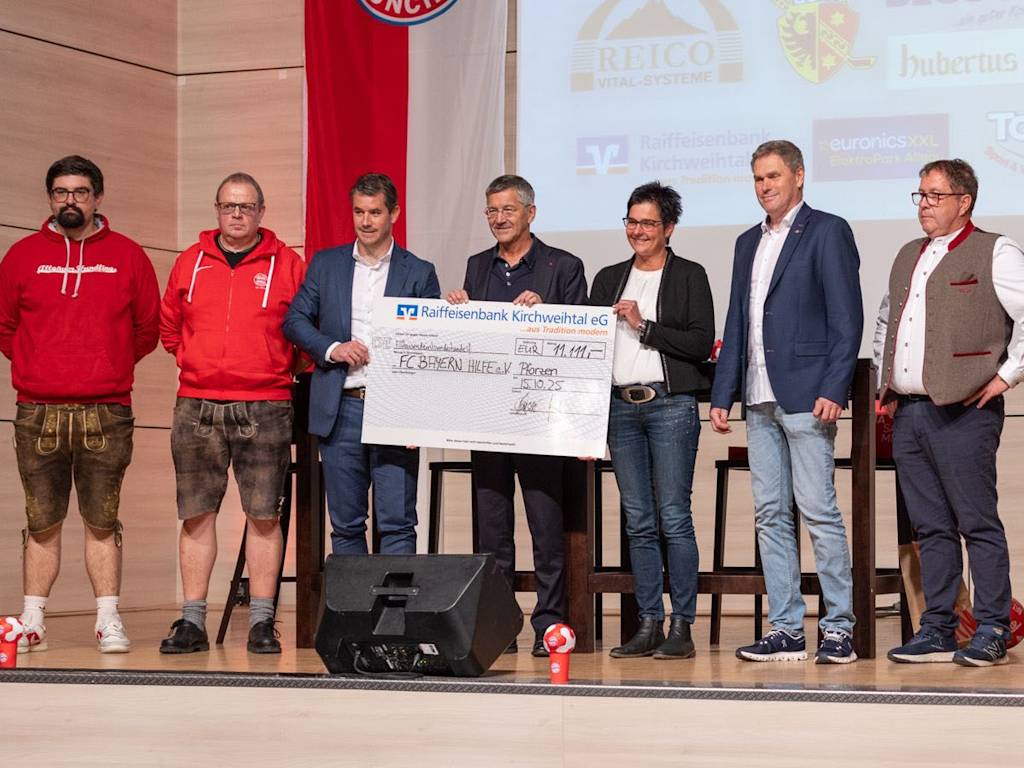 Herbert Hainer with Fans and a donation cheque