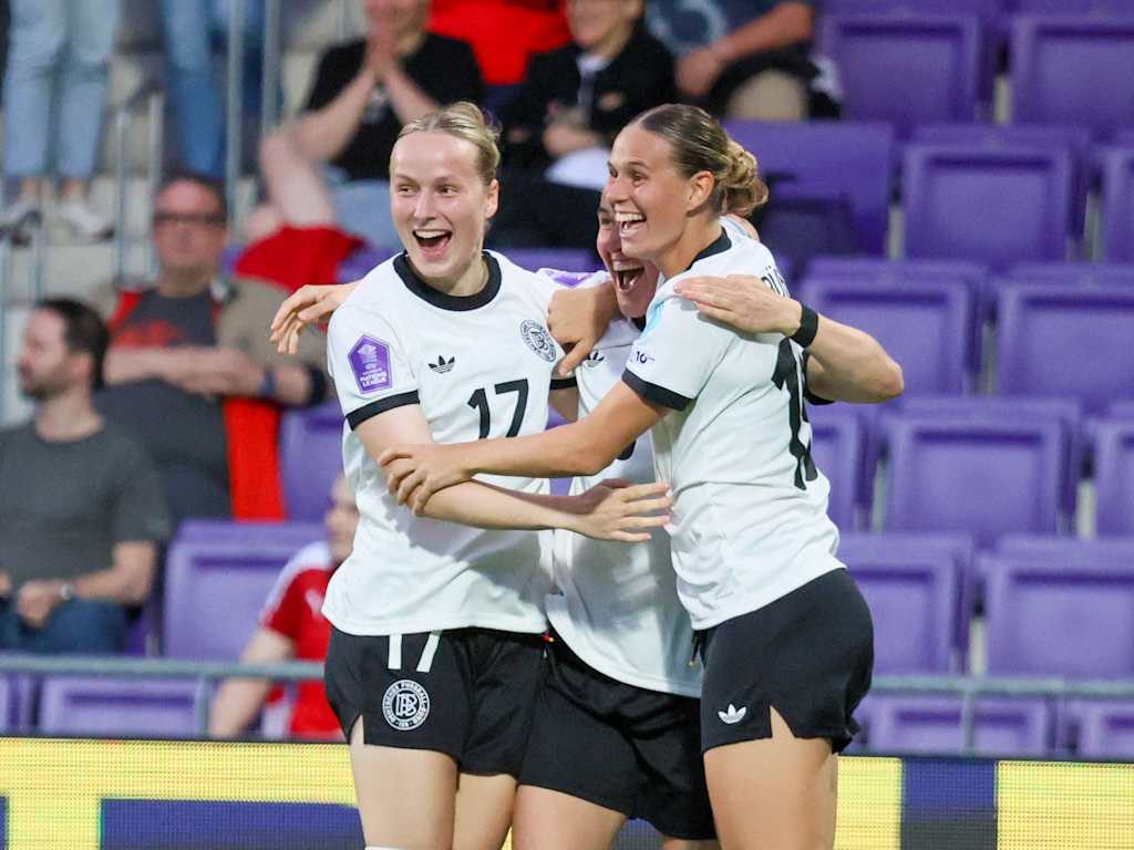 Lea Schüller bejubelt ein Tor bei der Europameisterschaft in der Schweiz.