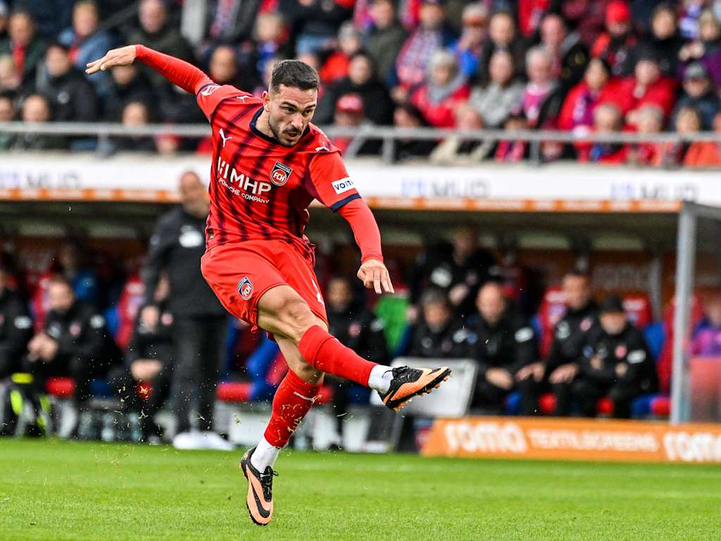 Arijon Ibrahimović während einer Schussbewegung.