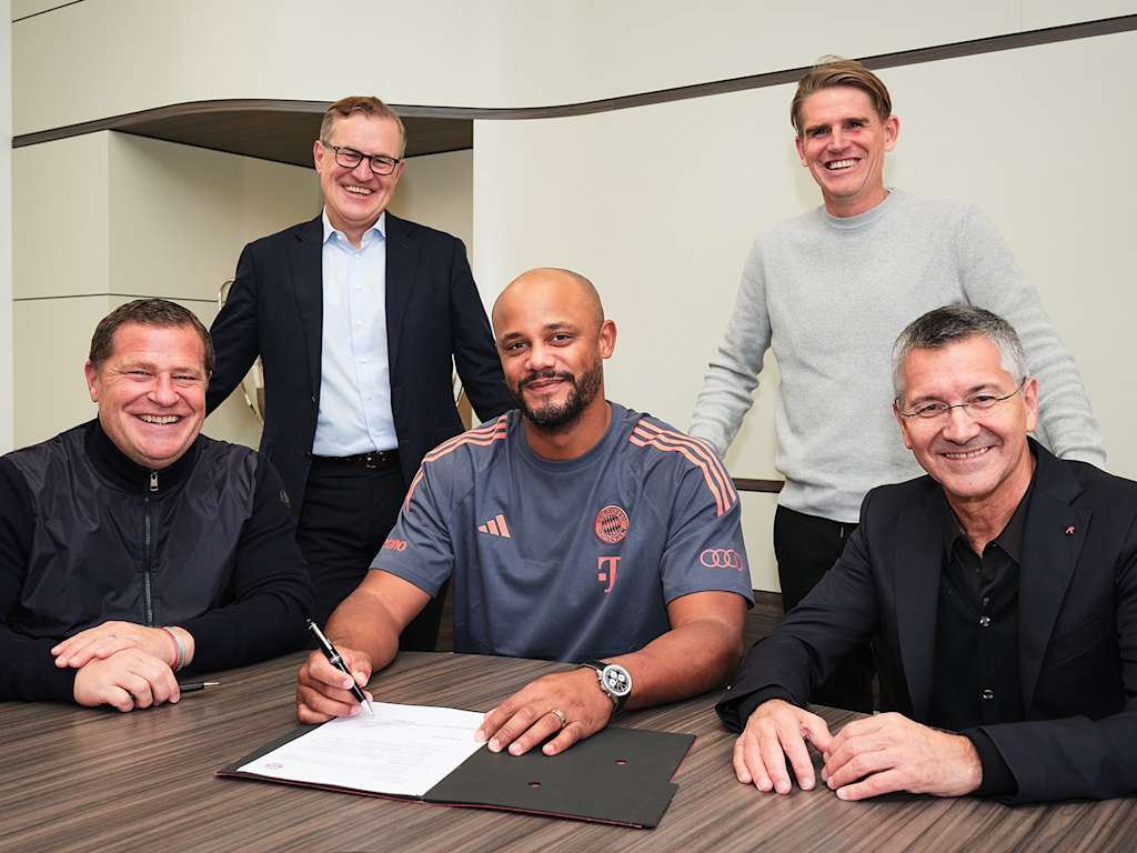 Vincent Kompany signs a contract at FC Bayern in the company of Max Eberl, Jan-Christian Dreesen, Christoph Freund and Herbert Hainer