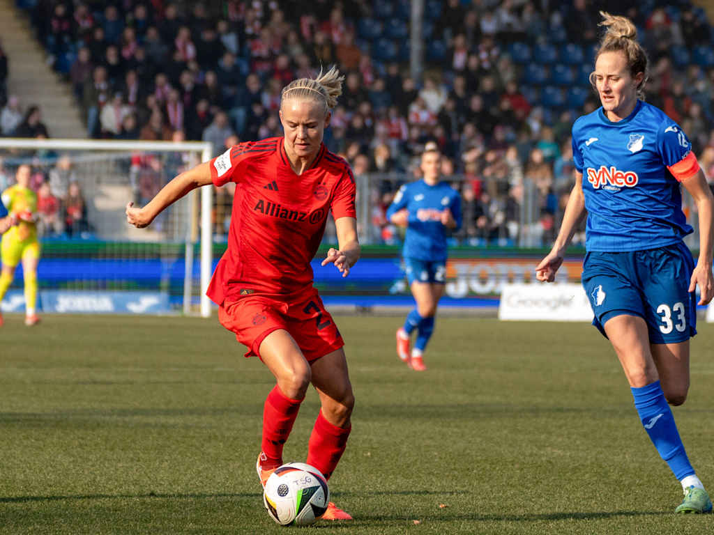Pernille Harder im Zuge des Auswärtsspiels bei der TSG Hoffenheim in der Saison 2024/25.