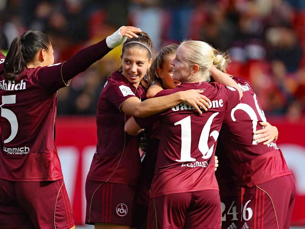 Die Frauen des 1. FC Nürnberg jubeln nach einem Tor