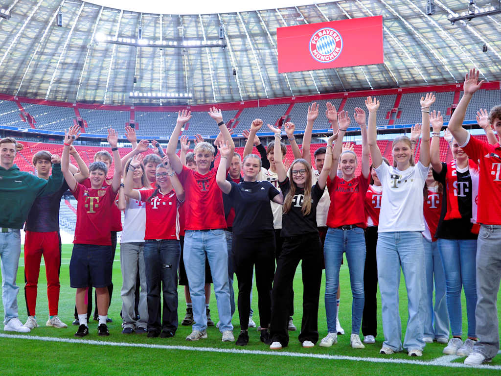 Mitglieder des FC Bayern TEENS Club in der Allianz Arena