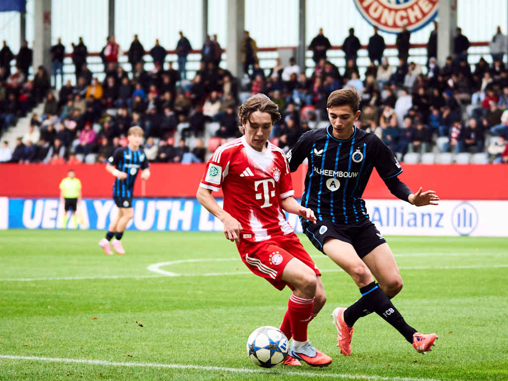 Bogdan Olychenko führt den Ball am Fuß.