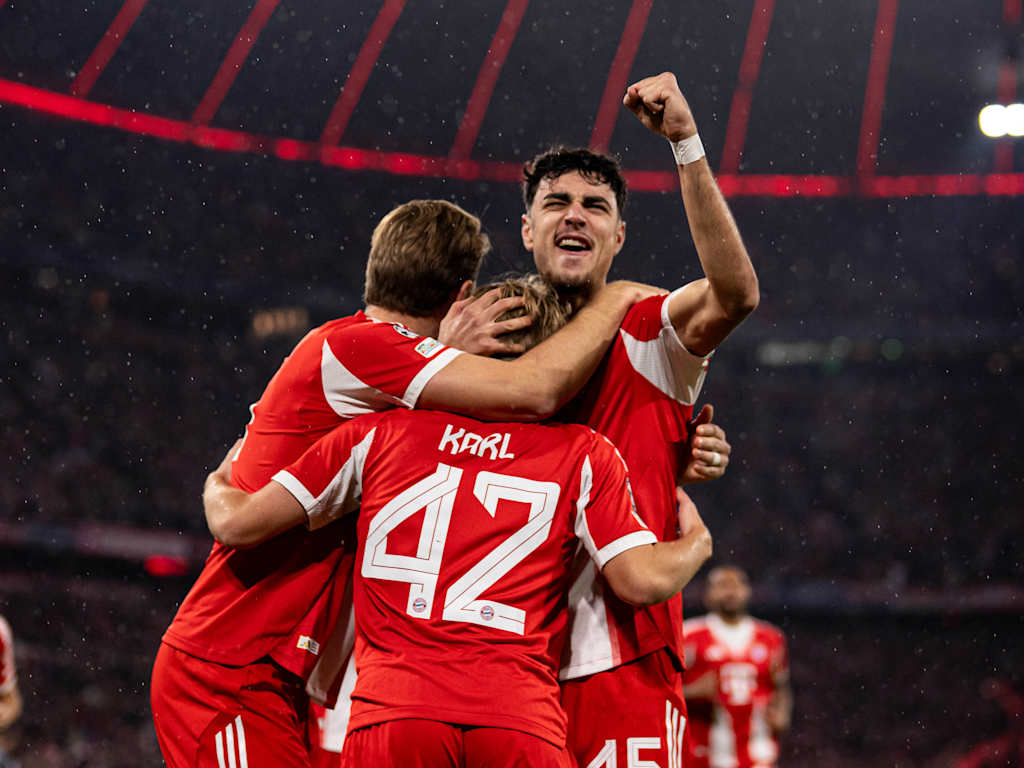 Lennart Karl jubelt nach seinem Tor gegen Brügge mit Harry Kane und Aleks Pavlović