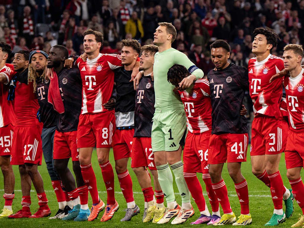 Spieler des FC Bayern jubeln nach dem Sieg gegen Brügge mit den Fans