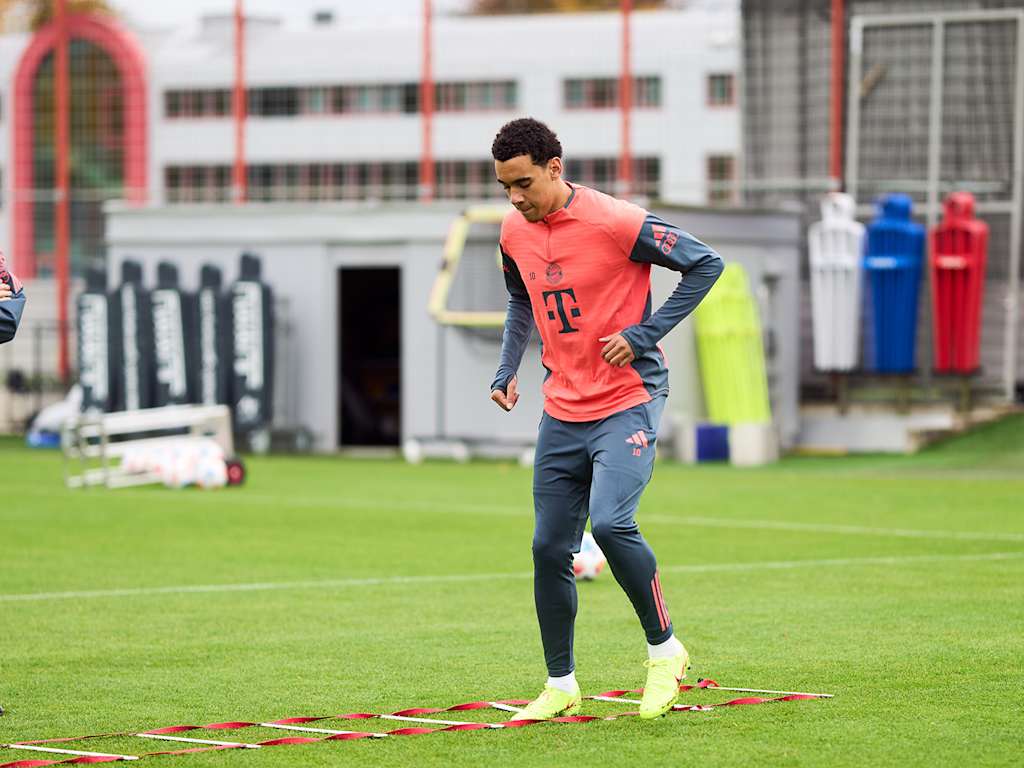Jamal Musiala macht im Trainingszentrum des FC Bayern Übungen im Zuge seiner RehaJamal Musiala doing exercises at FC Bayern's training facility as part of his rehab