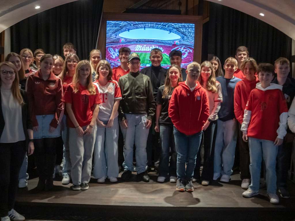 Mit dem FC Bayern TEENS-Club auf dem Rathausbalkon bei der Meisterfeier