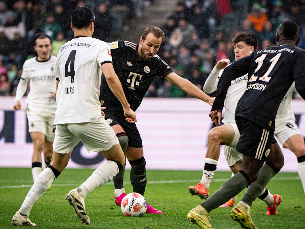 Harry Kane dribbelt mit dem Ball im Bundesliga-Spiel des FC Bayern bei Borussia Mönchengladbach.
