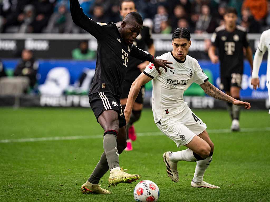 Nicolas Jackson dribbelt mit dem Ball im Bundesliga-Spiel des FC Bayern bei Borussia Mönchengladbach.
