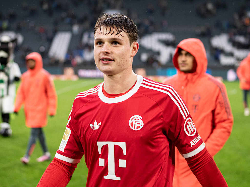 Jonas Urbig nach dem Spiel in Mönchengladbach