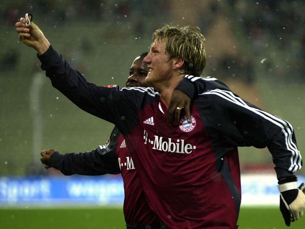Bastian Schweinsteiger and Sammy Kuffour celebrate a goal against Köln