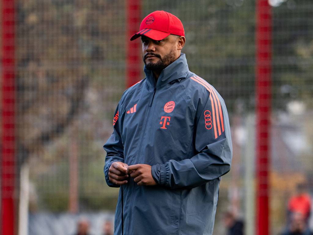 Vincent Kompany observing FC Bayern training