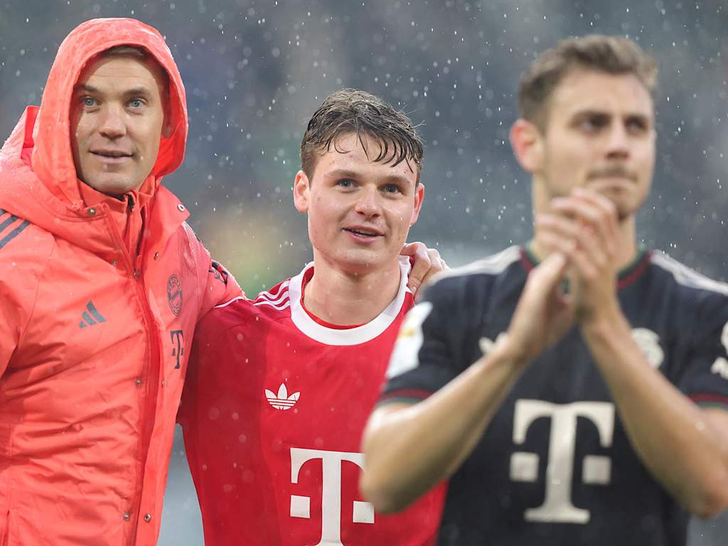 Jonas Urbig jubelt mit Manuel Neuer und Josip Stanisic.