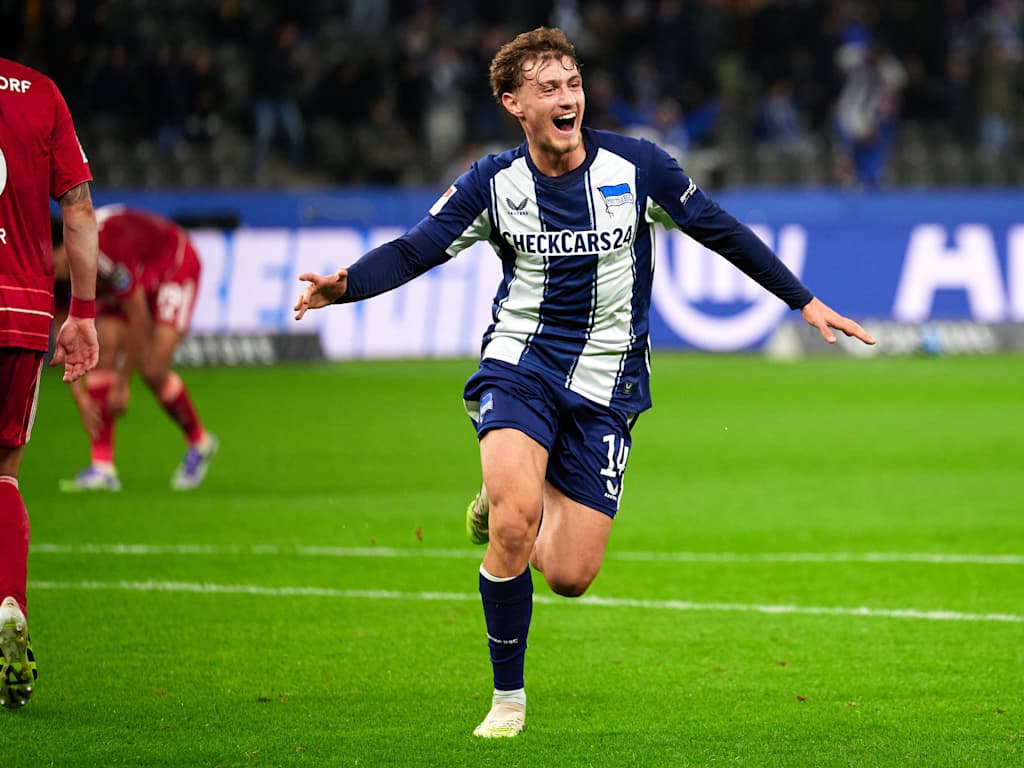 Maurice Krattenmacher läuft nach seinem Tor jubelnd in die Kurve.