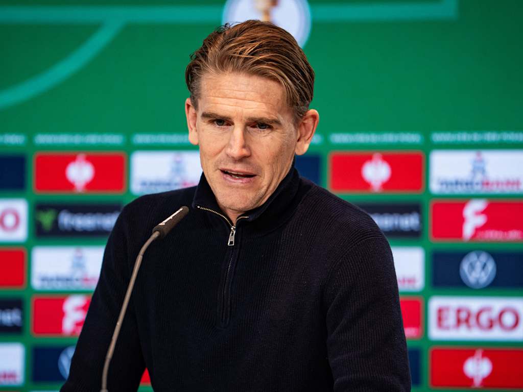 Christoph Freund im Pressetalk des FC Bayern vor dem DFB-Pokal-Spiel in Köln