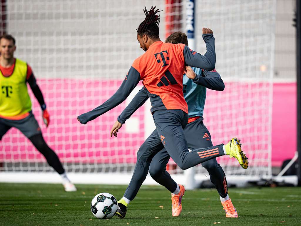 Michael Olise remata a puerta en el último entrenamiento del FC Bayern antes del partido copero en Colonia.