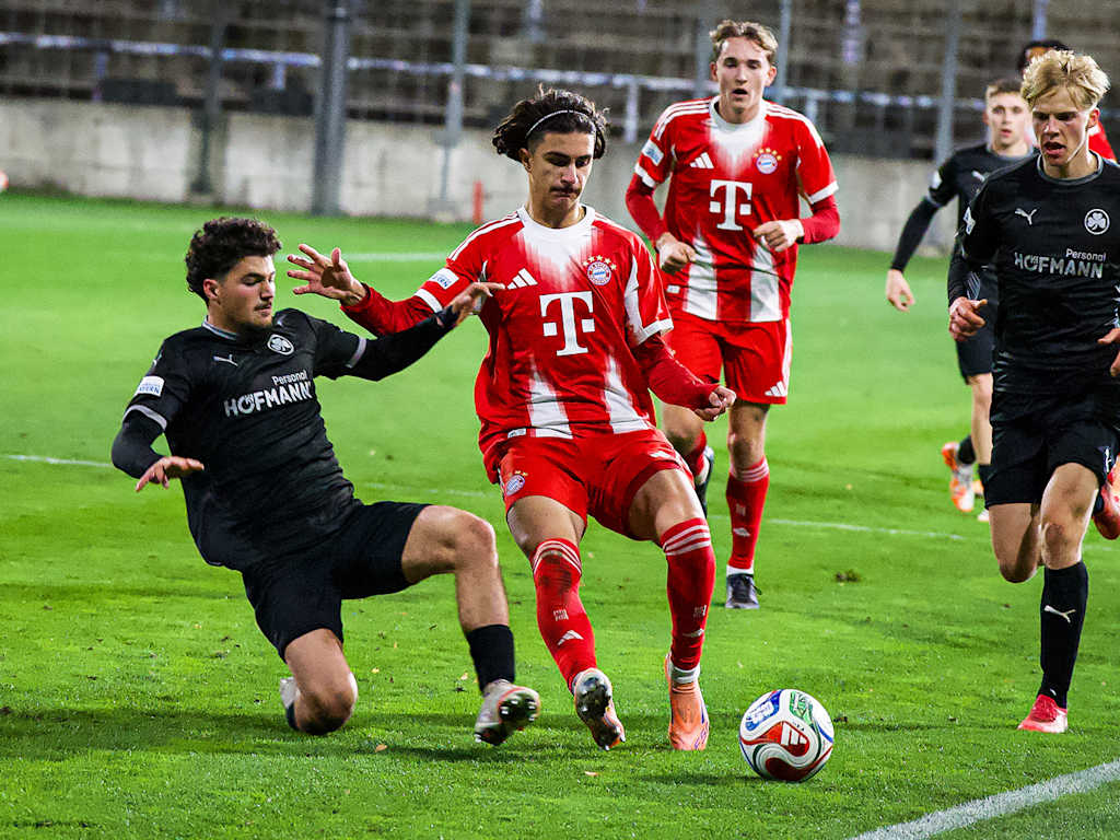 Adin Ličina im Zweikampf während des Heimspiels der FC Bayern Amateure in der Regionalliga Bayern gegen den FV Illertis-sen
