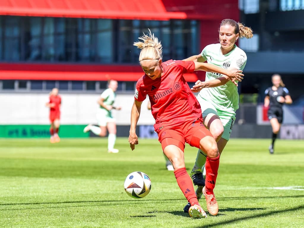 Pernille Harder führt einen Zweikampf mit Essens Lena Ostermeier.