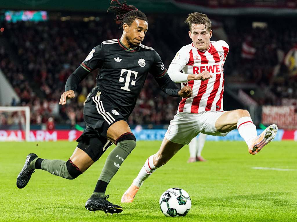 Michael Olise dribbelt mit dem Ball im DFB-Pokal-Spiel des FC Bayern beim 1. FC Köln.