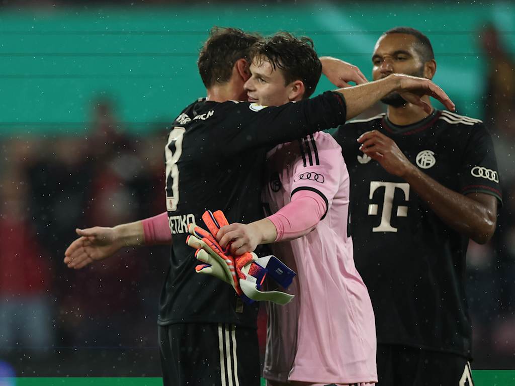 Jonas Urbig, Leon Goretzka und Jonathan Tah jubeln nach dem Spiel gegen Köln