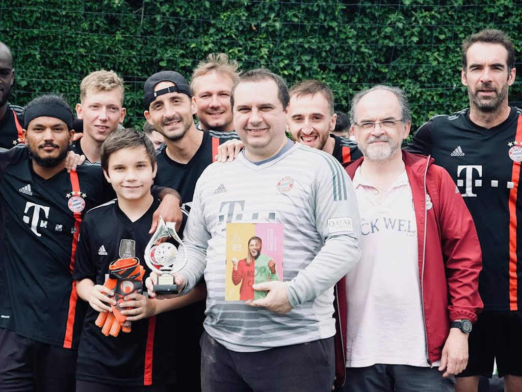 Tournament with Bayern fans from 2021 (Olivier third from right, Bernard fifth from right in goalkeeper jersey)