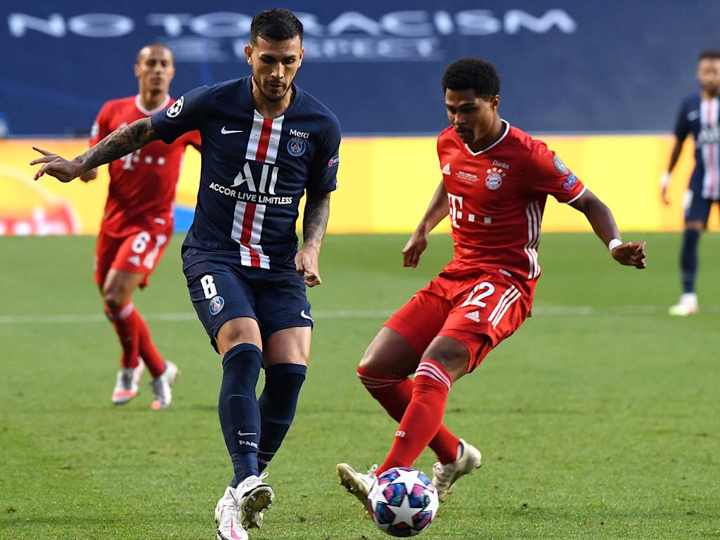 Zweikampf zwischen Serge Gnabry und einem PSG-Spieler im Finale der Champions League 2020