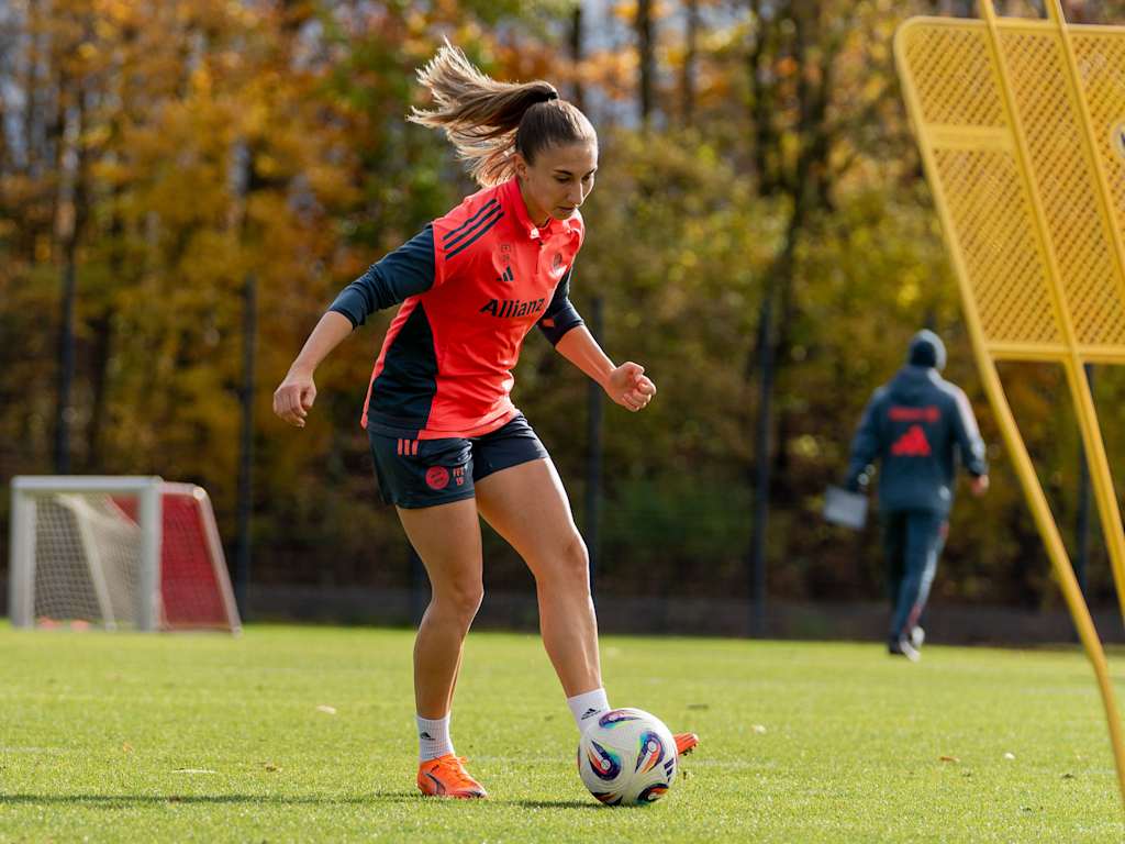 Katharina Naschenweng mit dem Ball am Fuß im Training der FCB Frauen