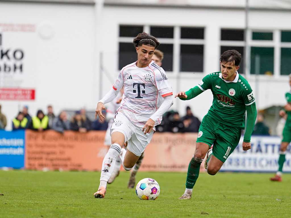 Adin Licina führt den Ball am Fuß.