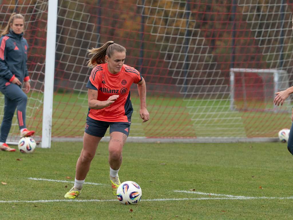 Georgia Stanway führt während eines Trainings den Ball am Fuß.