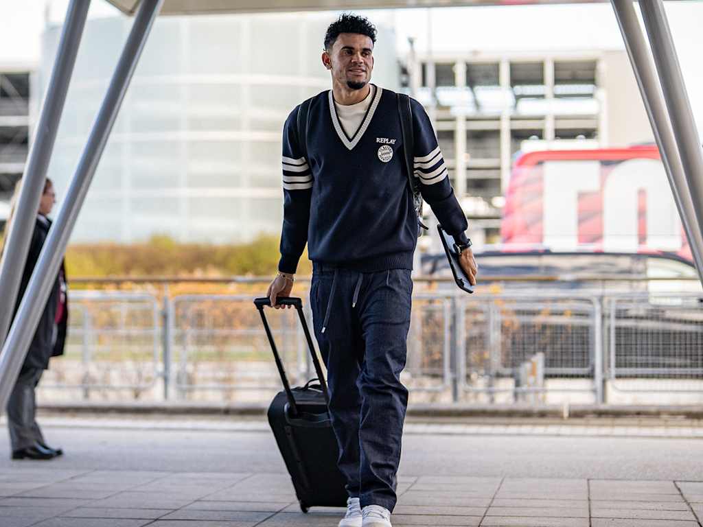 Luis Diaz am Flughafen bei der Reise des FC Bayern zum CL-Spiel bei Paris Saint-Germain