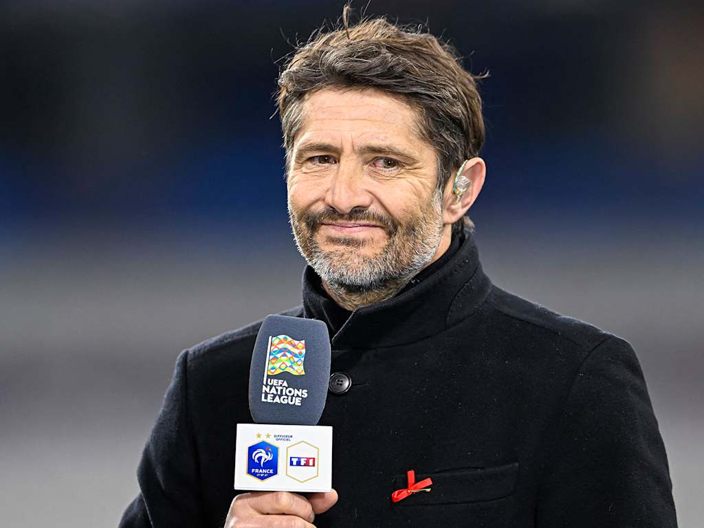 Bixente Lizarazu spricht in ein Mikrofon eines TV-Senders.