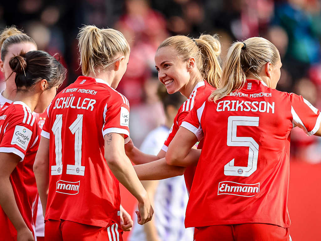 Glódís Perla Viggósdóttir und ihre Teamkolleginnen jubeln während des Heimspiels der FC Bayern Frauen in der Google Pixel Frauen-Bundesliga gegen die SGS Essen