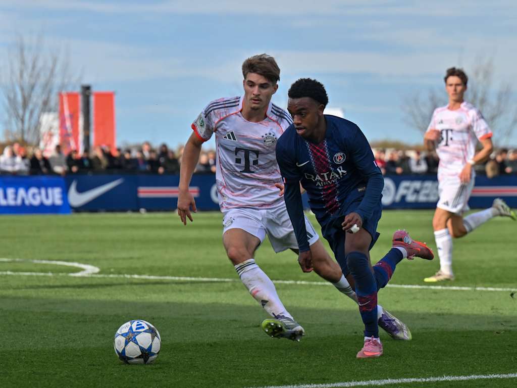 Raphael Pavlic schaut dem Ball und seinem Gegenspieler hinterher.