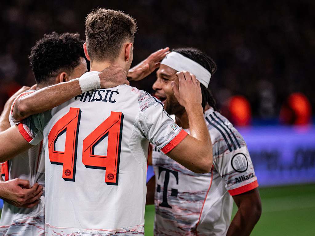 Serge Gnabry jubelt mit Luis Diaz im Champions League-Spiel des FC Bayern bei Paris Saint-Germain