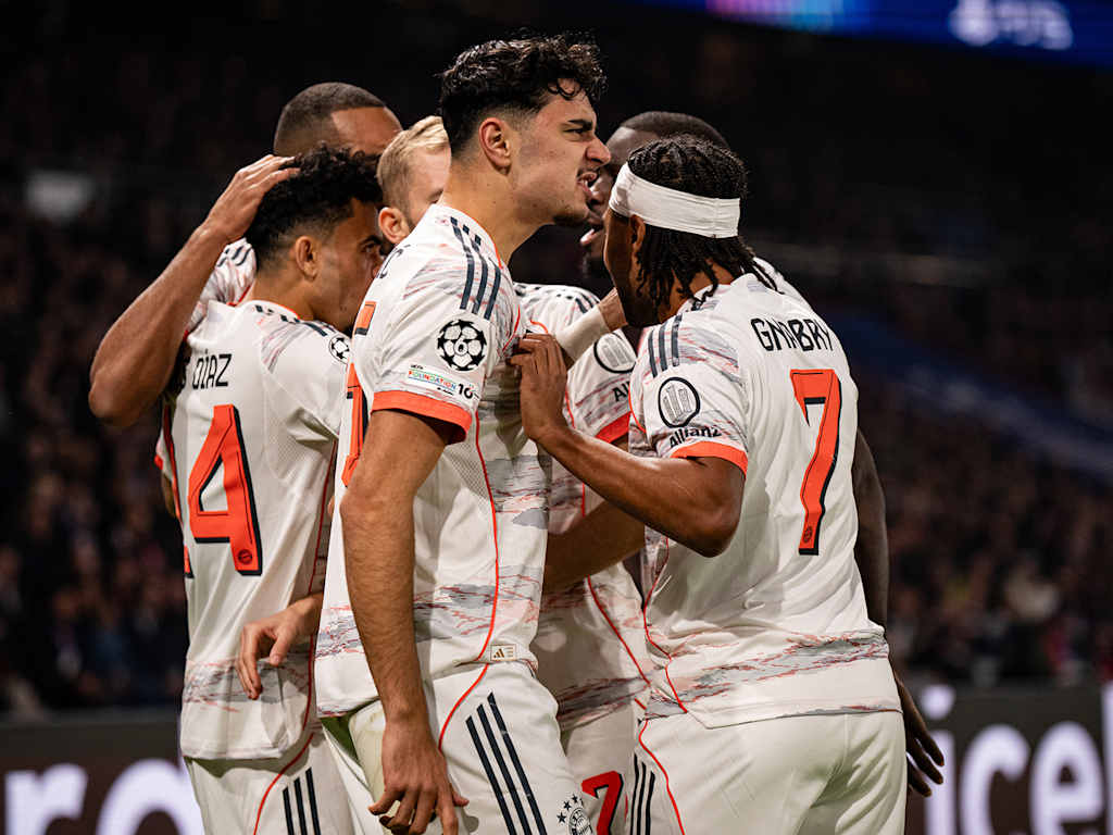 Spieler des FC Bayern jubeln nach dem 1:0 im Champions League-Spiel bei Paris Saint-Germain