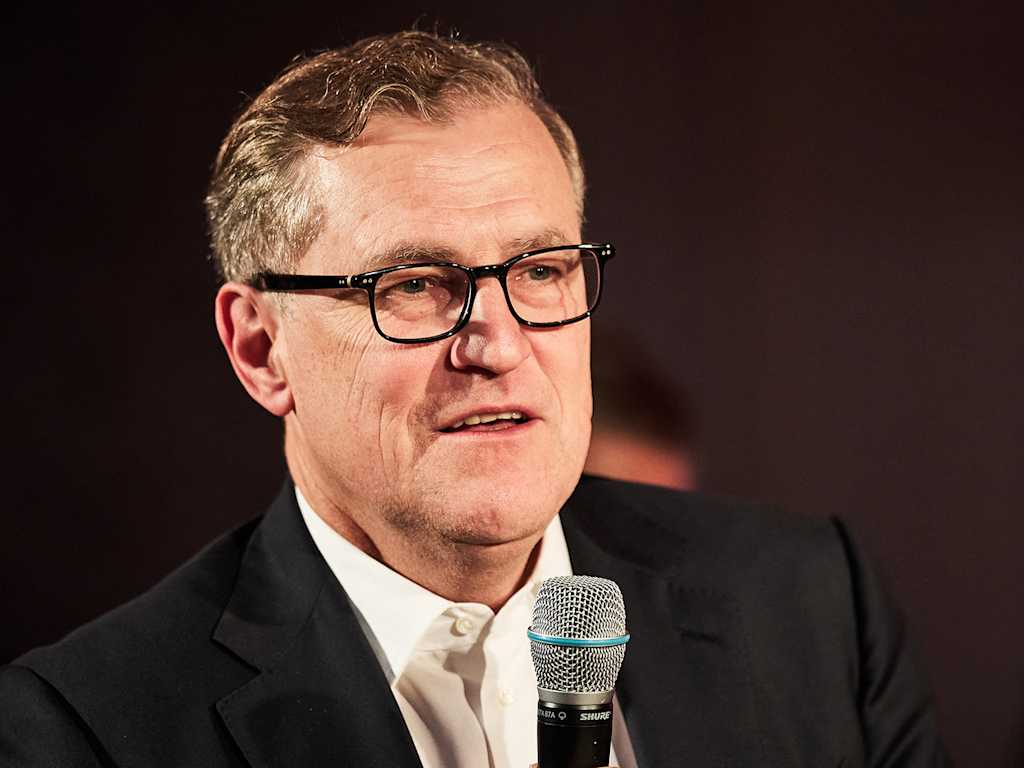 Jan-Christian Dreesen bei seiner Bankettrede nach dem Champions League-Spiel des FC Bayern in Paris